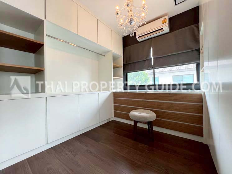 House with Shared Pool in Bangnatrad 